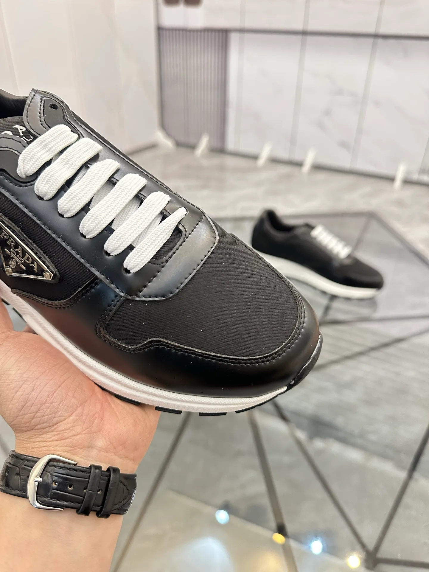 Men's shoes: 💰P440¥ Product trademark: Prada *"Prada*" low-top casual shoes Regular size: 38-44 (can be customized to 45.46) Product materials: imported cowhide upper, sheepskin lining, original outsole. Number: 835